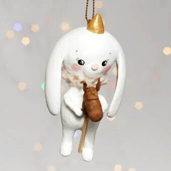Ёлочная игрушка белый кролик с лошадкой "Цирк"